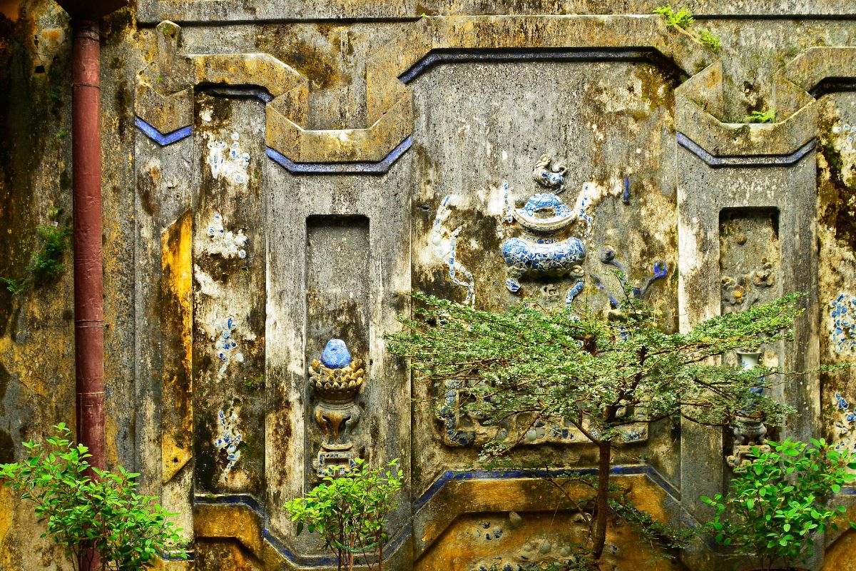 details at Tan Ky Old House